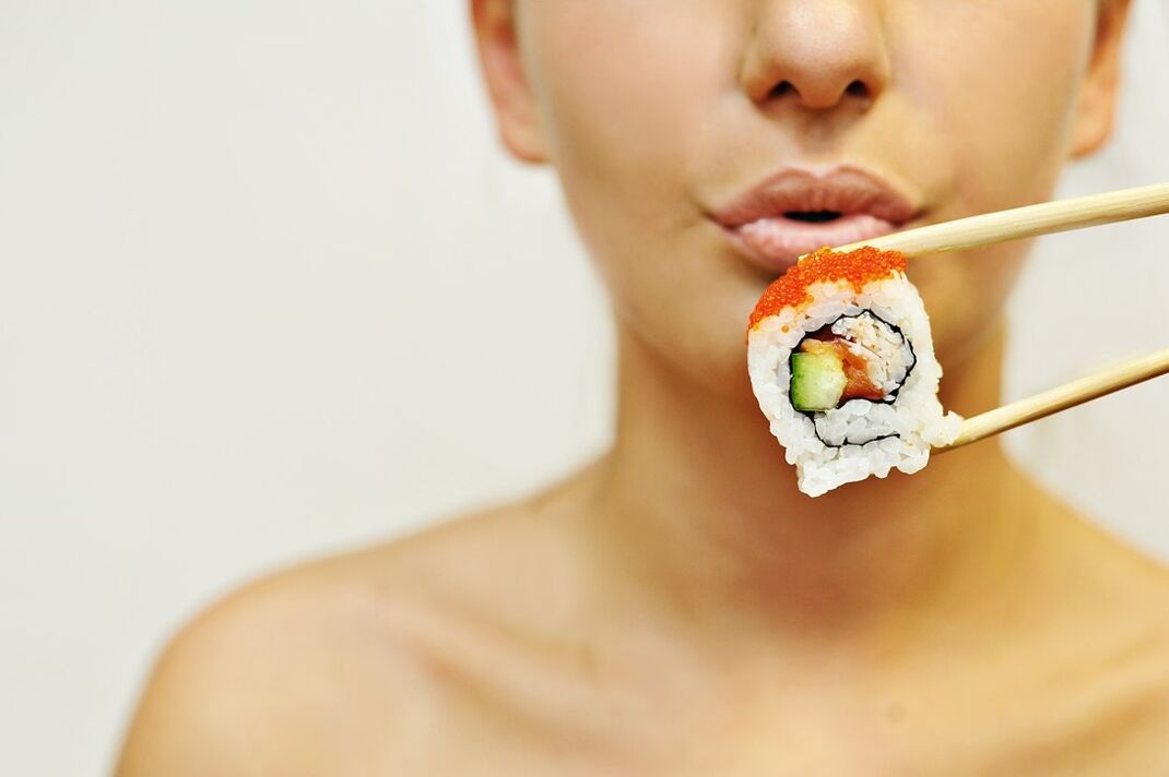 τρώγοντας σούσι σε ιαπωνική δίαιτα