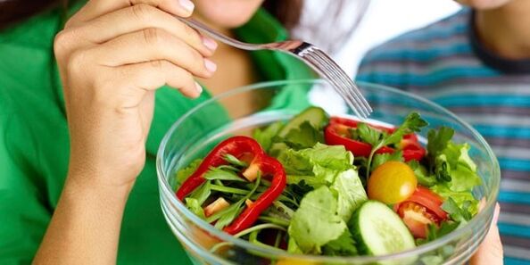 Τρώγοντας μια σαλάτα λαχανικών σε μια δίαιτα χωρίς υδατάνθρακες για να αμβλύνετε το αίσθημα της πείνας
