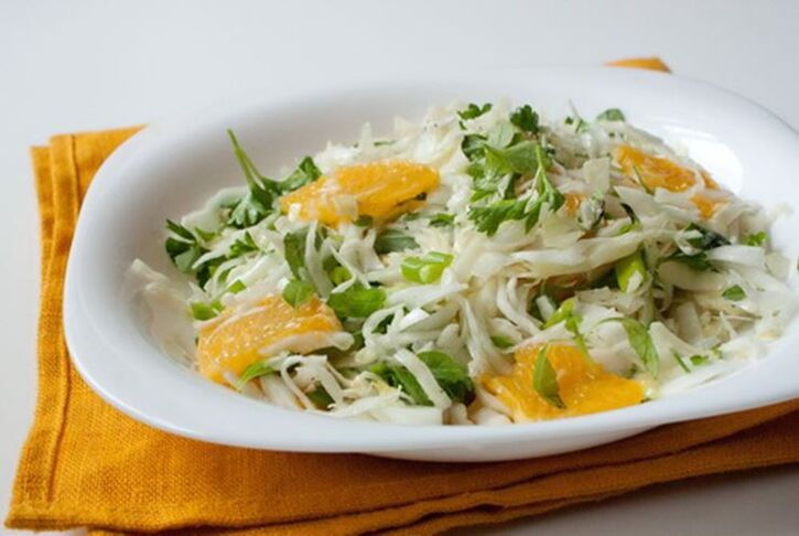 Σαλάτα με κινέζικο λάχανο, πορτοκάλι και μήλο - ένα πιάτο βιταμινών σε μια δίαιτα χαμηλών υδατανθράκων